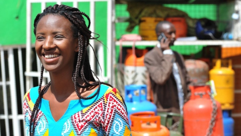 Annick Iriwacu, originaire du Burundi, se tient devant son échoppe de GPL pour les réchauds de cuisine, dans la capitale rwandaise.