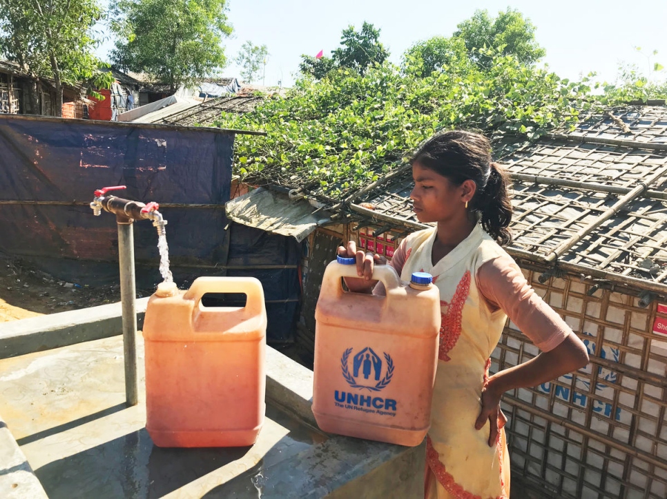 Installations hydrauliques alimentées par l'énergie solaire dans le camp de Kutupalong, au Bangladesh.  