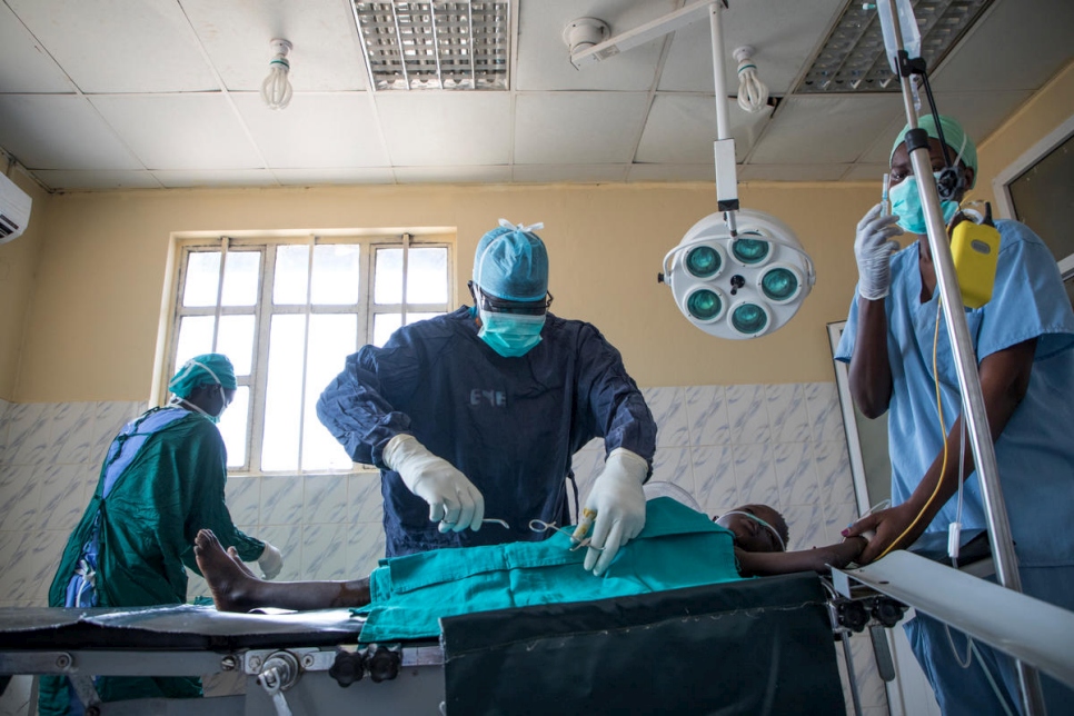 الدكتور أتار يجري عملية للاجئ سوداني شاب في مستشفى بونج في مقاطعة مابان، جنوب السودان.
