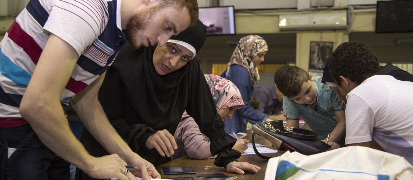 Un réfugié syrien effectue la procédure d'enregistrement dans un bureau du HCR au Caire, en Égypte, en septembre 2016. 