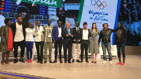Les athlètes réfugiés sur scène avec Thomas Bach, le Président du CIO, au Forum L'Olympisme en action tenu à Buenos Aires