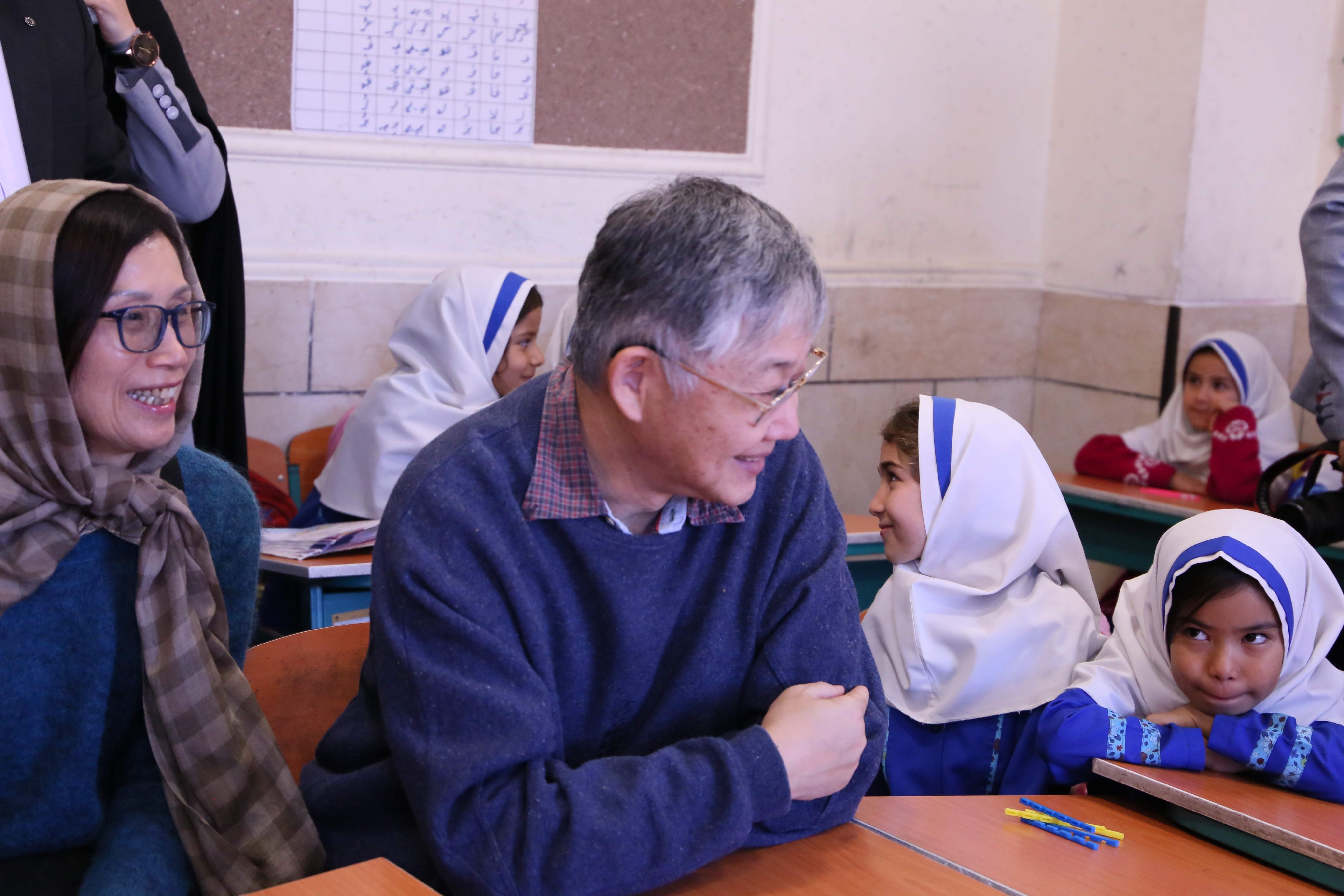 施永青先生及太太與伊朗女孩一同上課。
