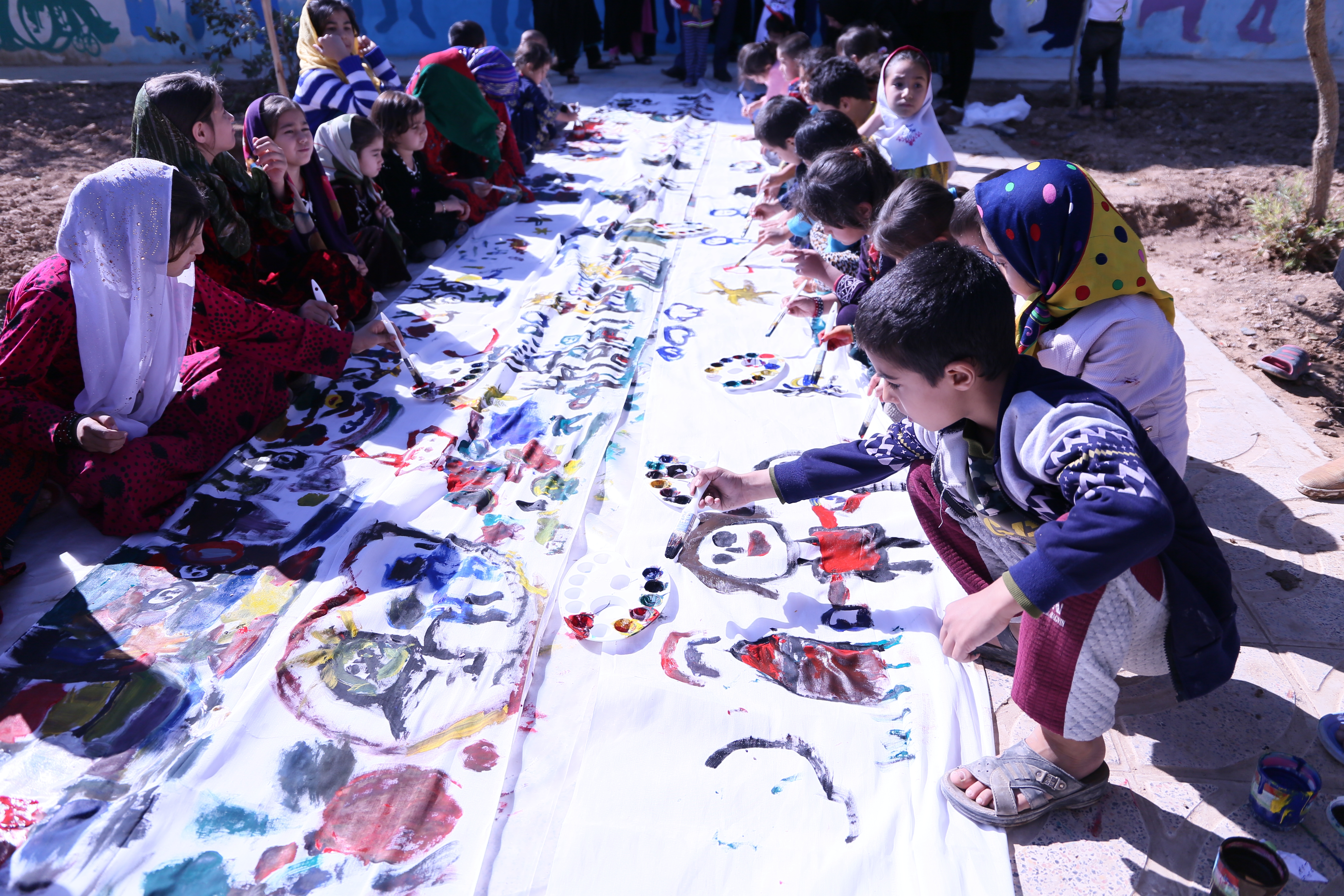難民和當地兒童共同參與由聯合國難民署舉辦的活動。