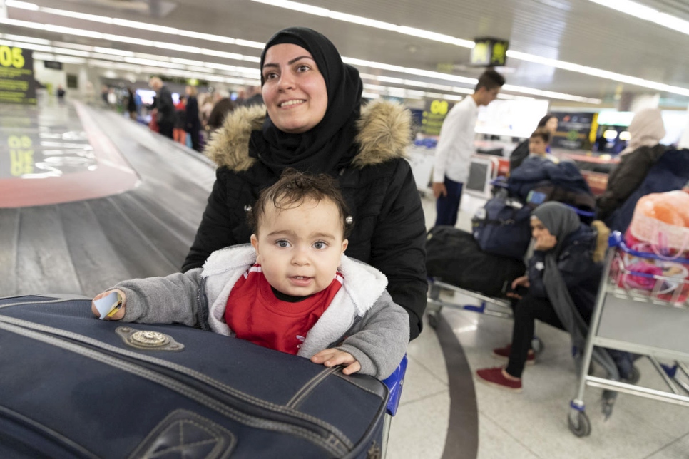 Une famille réfugiée syrienne arrive à l'aéroport de Lisbonne après l'acceptation, par le Portugal, de son dossier de candidature pour la réinstallation. Décembre 2018.  