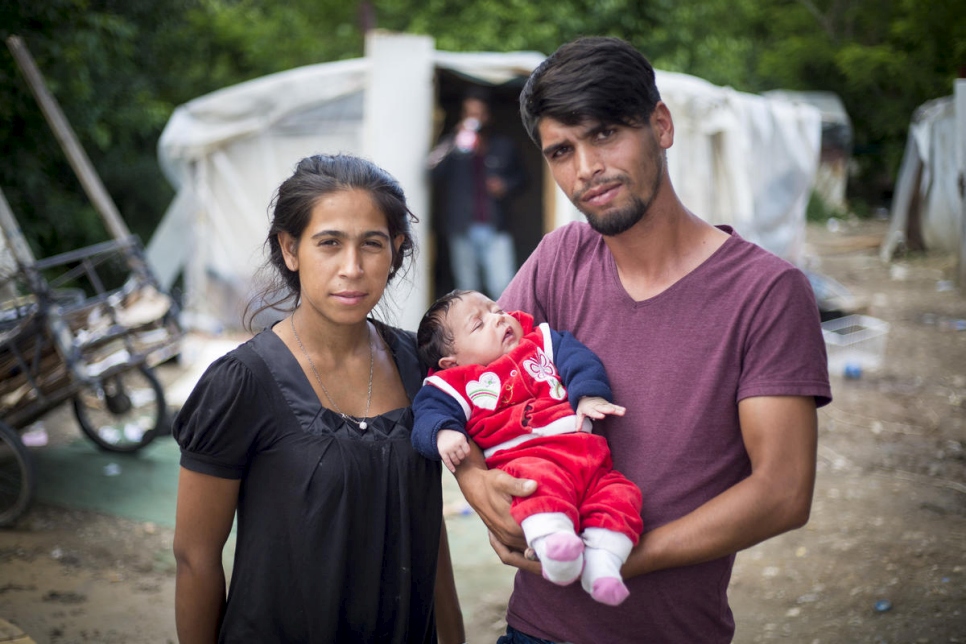 Un couple apatride avec leur bébé à Skopje, en République de Macédoine du Nord. 