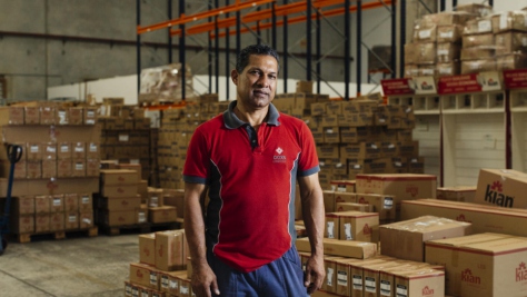 Le Vénézuélien Johnny José Gonzalez pose pour une photo au centre logistique DOXS de Guarulhos, dans la région métropolitaine de São Paulo. 