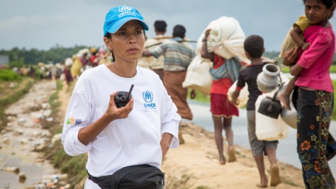 La trabajadora de ACNUR María del Pilar Peña asistiendo a los refugiados rohingya en su llegada al centro de tránsito de Anjuman Para, Bangladesh, octubre de 2017. 