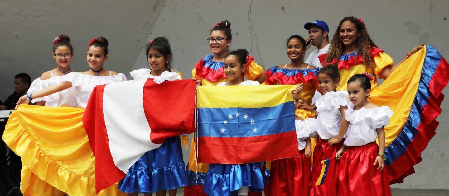 Las niñas y niños venezolanos presentaron los bailes típicos de su país, e incluyeron a una bailarina peruana que ya se ha aprendido las coreografías. También bailaron Marinera, un baile típico peruano. 