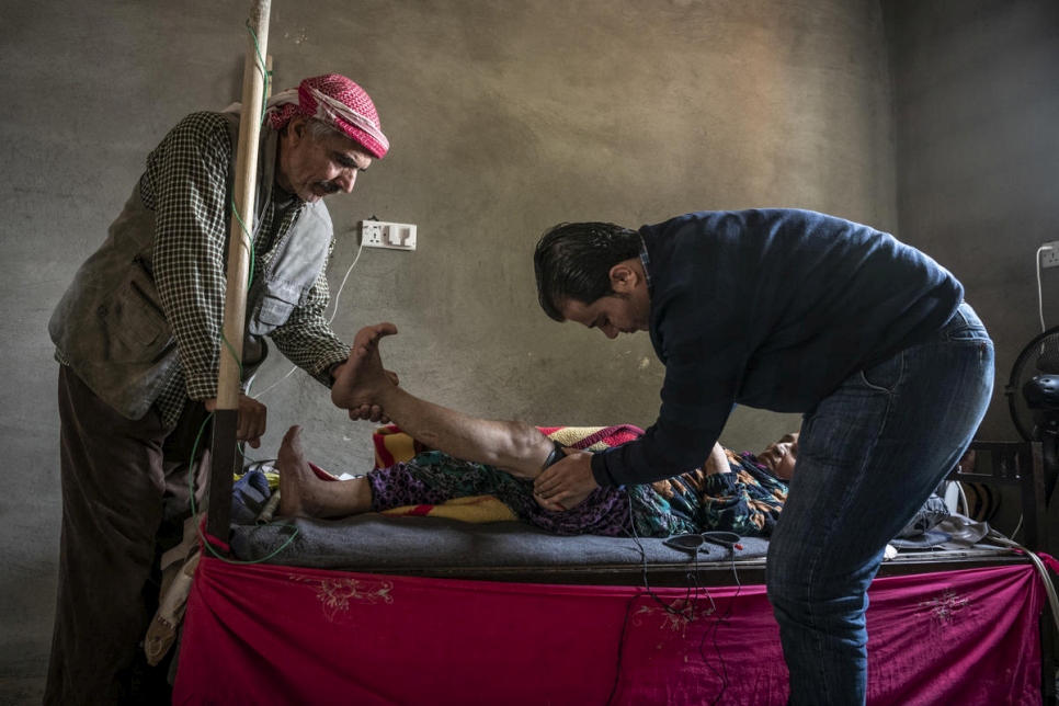 El Dr. Mohammed Issa visita a una paciente en el campamento de Darashakran, cerca de la ciudad de Erbil, capital de la región de Kurdistán Iraquí. 