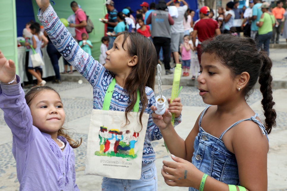 Niñas y niños venezolanos y peruanos compartieron y jugaron juntos.