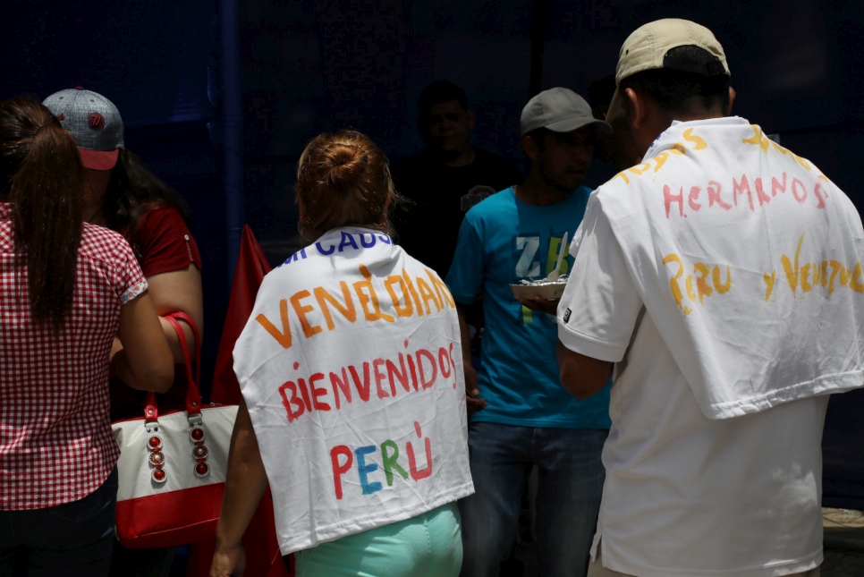 Los venezolanos y peruanos pintaron camisetas donde escogían a sus "causas", es decir, a sus amigos en Perú.