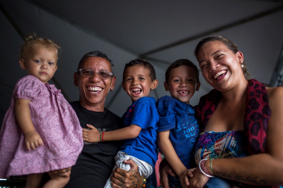 Jenifer, Alberto y sus tres hijos Javier de 6 años, Akia de 4 y Yara de 1. 