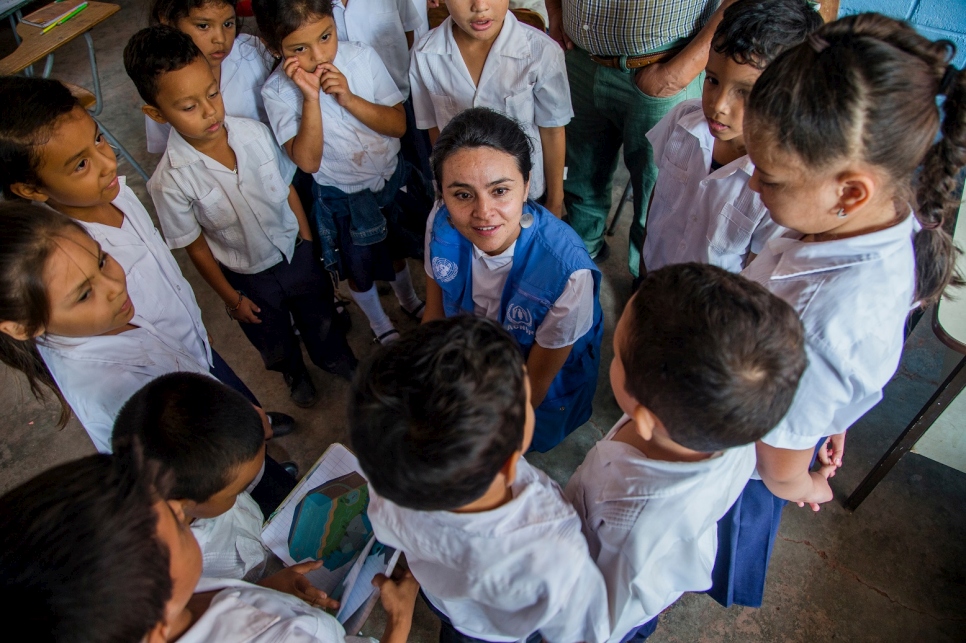 Una trabajadora de ACNUR en Tegucigalpa se encuentra con un grupo de estudiantes en el Istituto Villafranca.