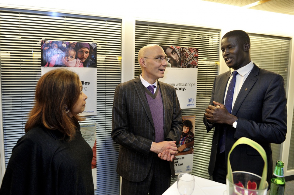 Recepción inaugural en honor a los miembros del Grupo Asesor del ACNUR sobre género, desplazamiento forzado y protección. El Alto Comisionado Auxiliar de Protección del ACNUR, Volker Turk, conversa con los miembros del Grupo Asesor Victor Ochen de Uganda y Marina Mahathir de Malasia.  