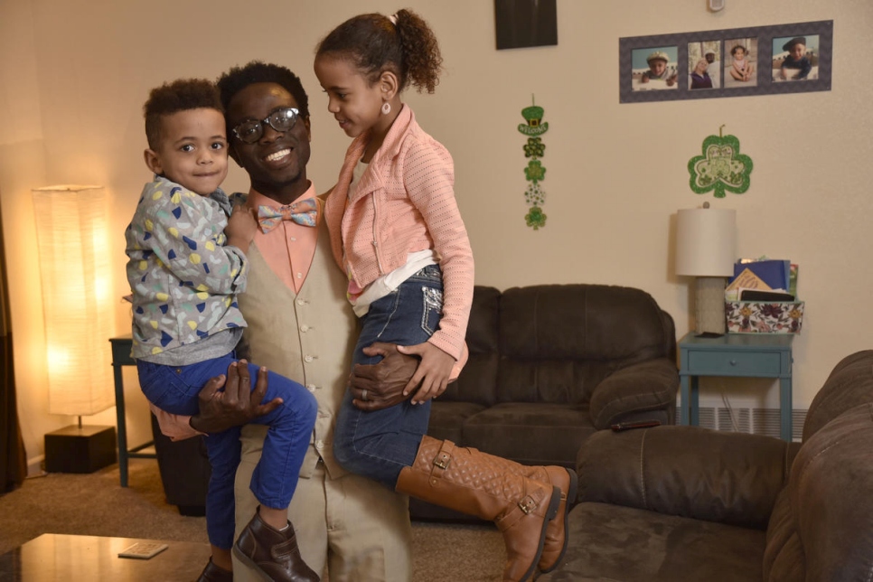 Bertine Bahige, de 38 años, y sus dos hijos en su hogar en Gillette, Wyoming, preparándose para el día escolar. 