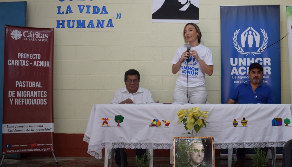 Elisa Carlaccini, Jefa de la Oficina Nacional de ACNUR en El Salvador, comenta que ACNUR y Cáritas buscan crear una red de espacios que brinden resguardo a las personas que son forzadas a huir de sus hogares por la violencia en El Salvador.