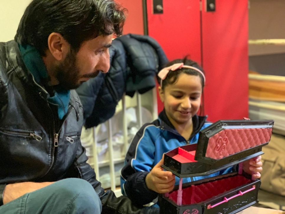 AlÍ y su familia son refugiados sirios, de Alepo. Llegaron a Madrid hace tres meses. Su hija Marwa de 8 años abre encantada una caja de juguetes y ropa, donada por una familia española. "La gente aquí realmente nos ayuda, desde la dirección del centro hasta los trabajadores. En cuanto a los papeles, me ayudan a entenderlos, si necesito un traductor, me dan uno, me ayudan, no dejan a la gente sola," explica Alí.