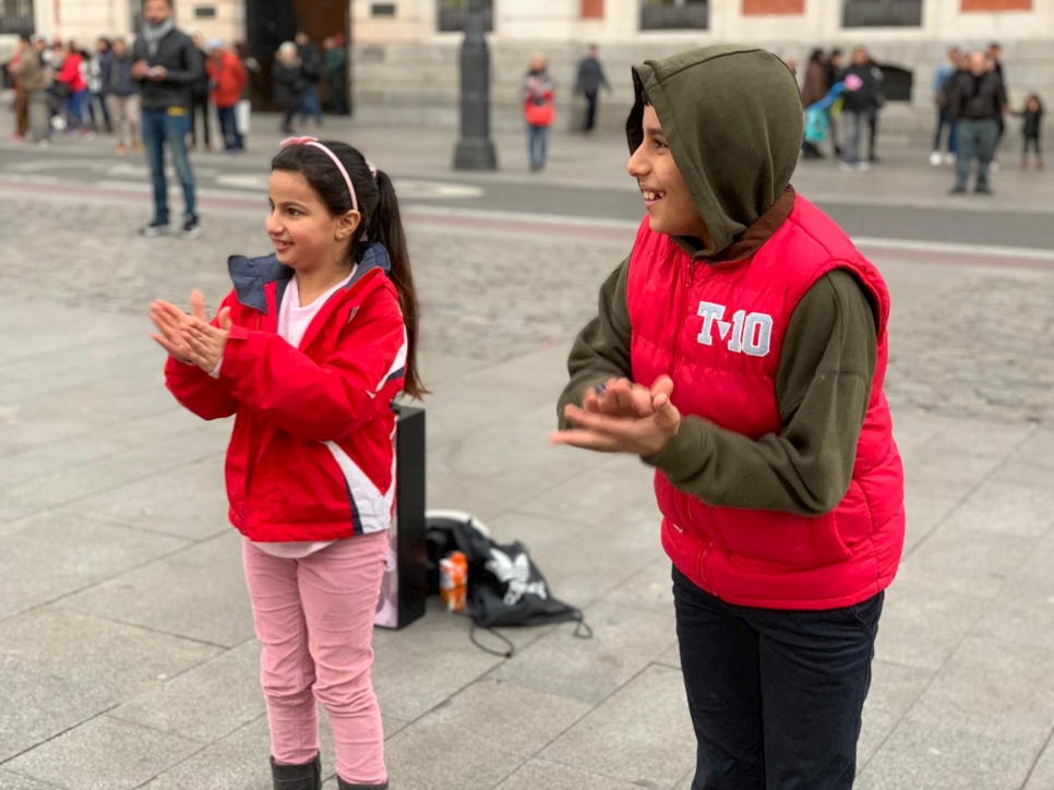 Shady y su Hermana Marwa son refugiados sirios; antes de llegar a España, vivieron durante más de 5 años en los campamentos del Líbano. Ahora, con el apoyo del ayuntamiento de Madrid y de la Comisión Española de Ayuda al Refugiado (CEAR),tienen posibilidad de rehacer sus vidas. 
