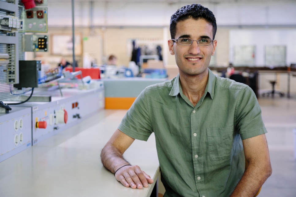 "Es una oportunidad increíble para aprender sobre esta tecnología más nueva", dice el refugiado sirio, Mahmoud Nouri Al Abdulah, de 26 años, mientras se prepara para comenzar un programa de capacitación de tres años con el mayor operador ferroviario de Alemania, Deutsche Bahn.