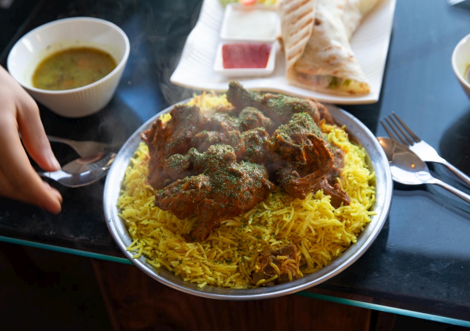 El restaurante Wardah sirve comida totalmente halal, como cordero y pollo kabsa, pollo agdah, kebab, pitas y hummus. 