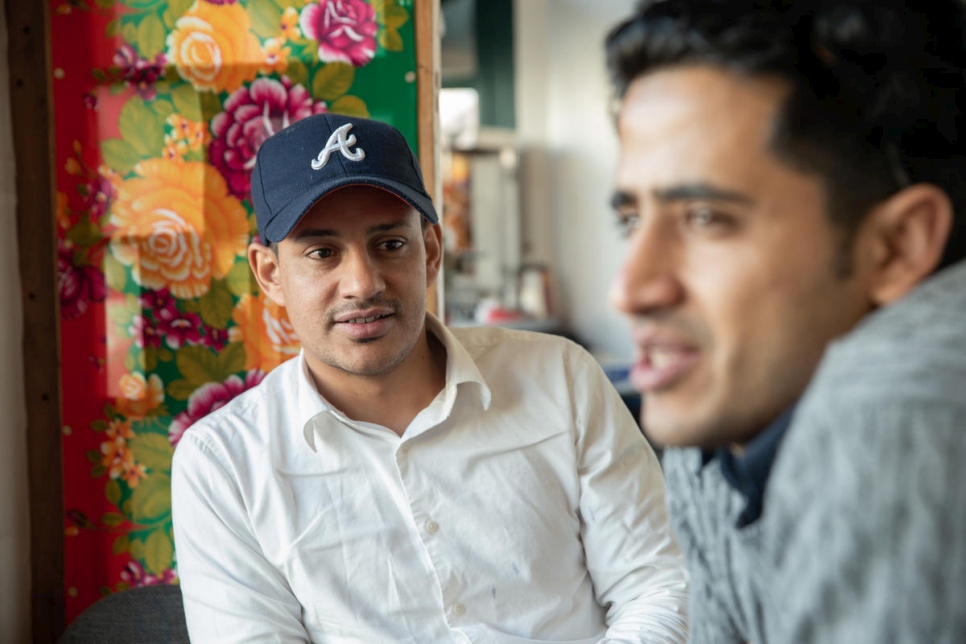 El chef Mohammed Ameen Almaamari (izquierda) y el camarero Sami Al-baadani (derecha) huyeron de la crisis cada vez más grave y llegaron hasta Jeju a través de Malasia. 