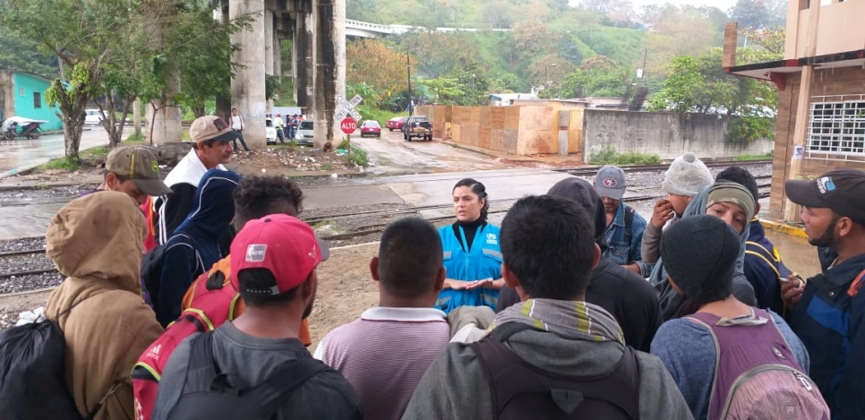 Personal de ACNUR y del CICR supervisa el inicio de labores de construcción de albergue en Coatzacoalcos, Veracruz.