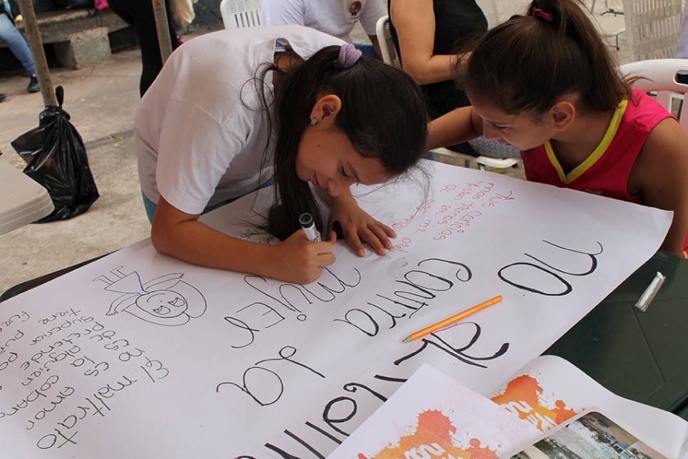 Durante la actividad niños, niñas y adolescentes tomaban sus colores para elaborar pancartas con mensajes que promovían la No Violencia en un área denominada "Zona de no discriminación".