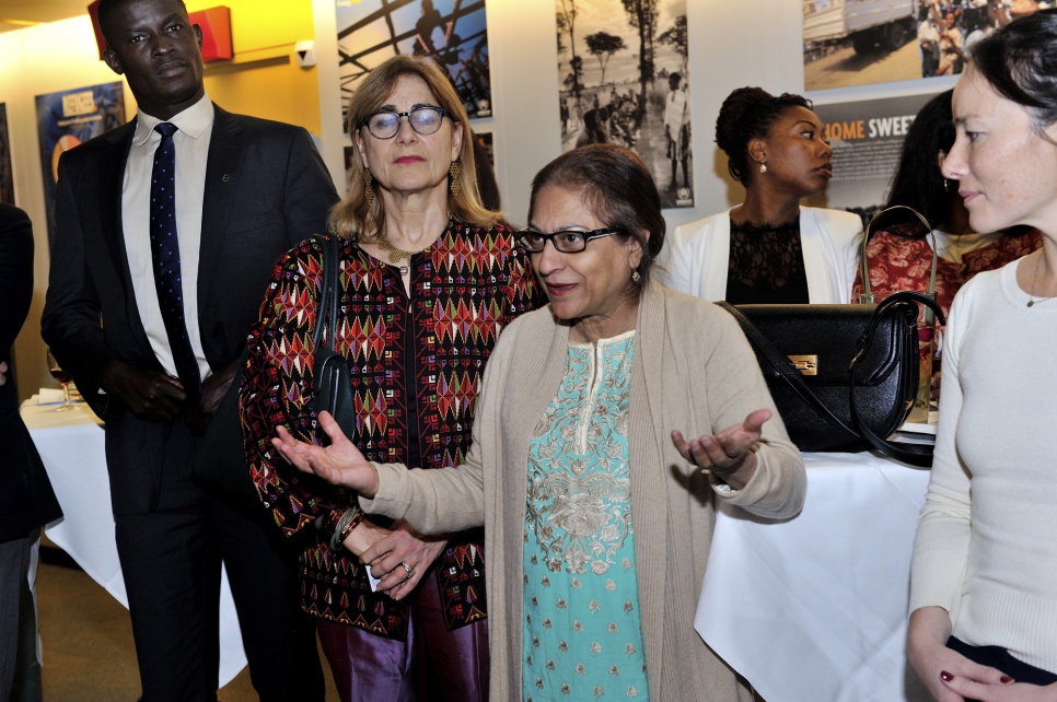 Recepción inaugural en honor a los miembros del Grupo Asesor del ACNUR sobre género, desplazamiento forzado y protección. Asma Jahangir, miembro del Grupo Asesor, de Pakistán, conversando con Kim Thuy Seelinger, de EE. UU., a su izquierda , y a su derecha, Jacqueline Bhabha, de EE. UU.; Victor Ochen de Uganda.  