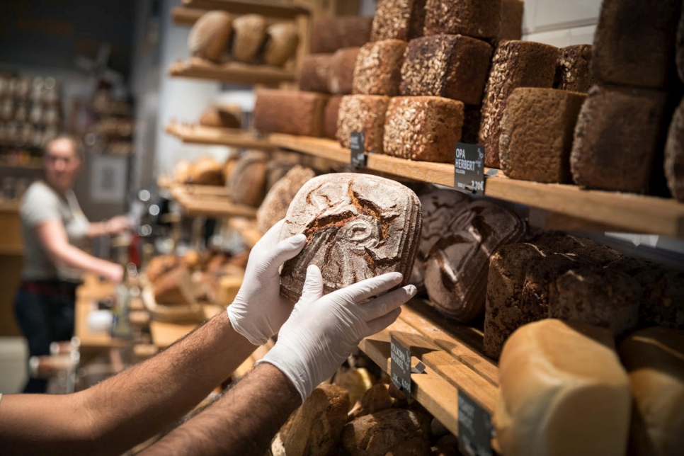 Las hogazas de pan se alinean en los estantes de la panadería donde trabaja Mohamad. 