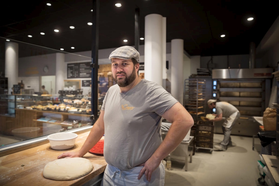 Björn se prepara para hornear pan en la cocina que está junto a la tienda. 