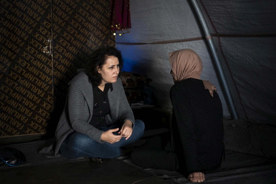 La ginecóloga Nagham Nawzat Hasan visita a una mujer yazidi que sobrevivió a la violencia de ISIS, en un asentamiento en la gobernación de Duhok en la región de Kurdistán, en el norte de Irak.