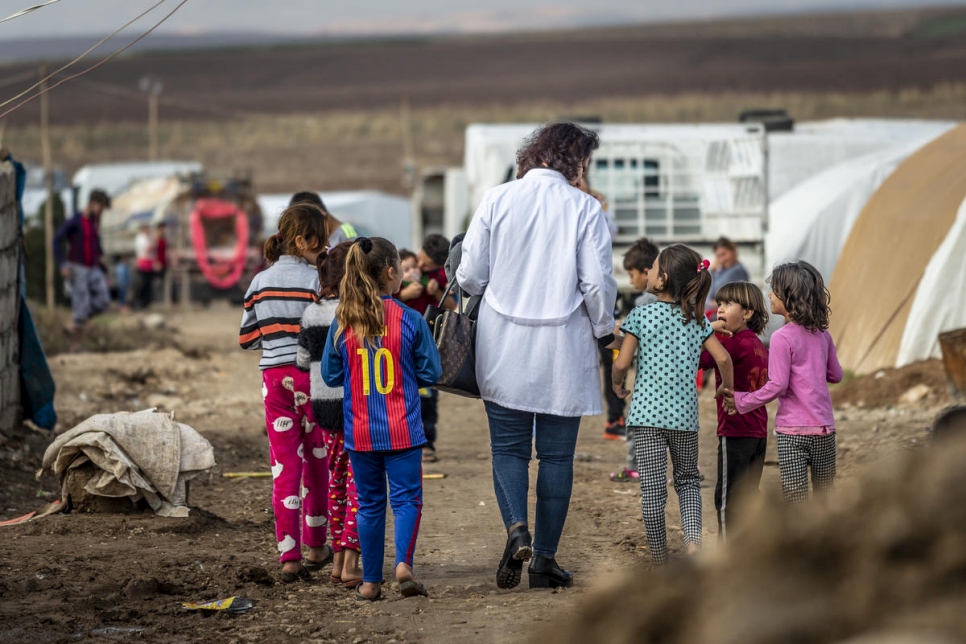 Nagham Nawzat Hasan visita un asentamiento informal de tiendas de campaña para personas desplazadas en la gobernación de Duhok en la región de Kurdistán, en el norte de Irak. 