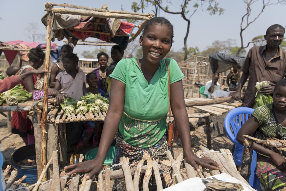 Bwalya, de 28 años, es un comerciante de Zambia que viene regularmente a Mantapala para vender pescado. 