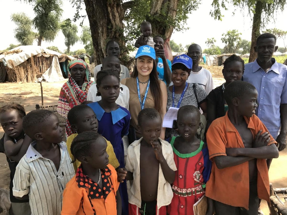 Keiko Odashiro, funcionaria de ACNUR, con niños y familias en el campamento de refugiados de Doro en Maban, Sudán del Sur. 