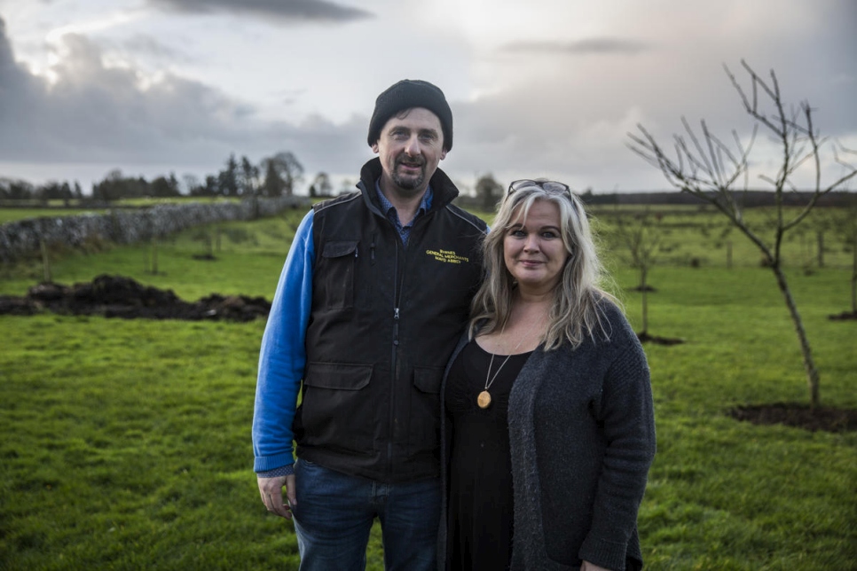 Oliver y su esposa Anna fotografiados en su granja en el condado de Mayo. 