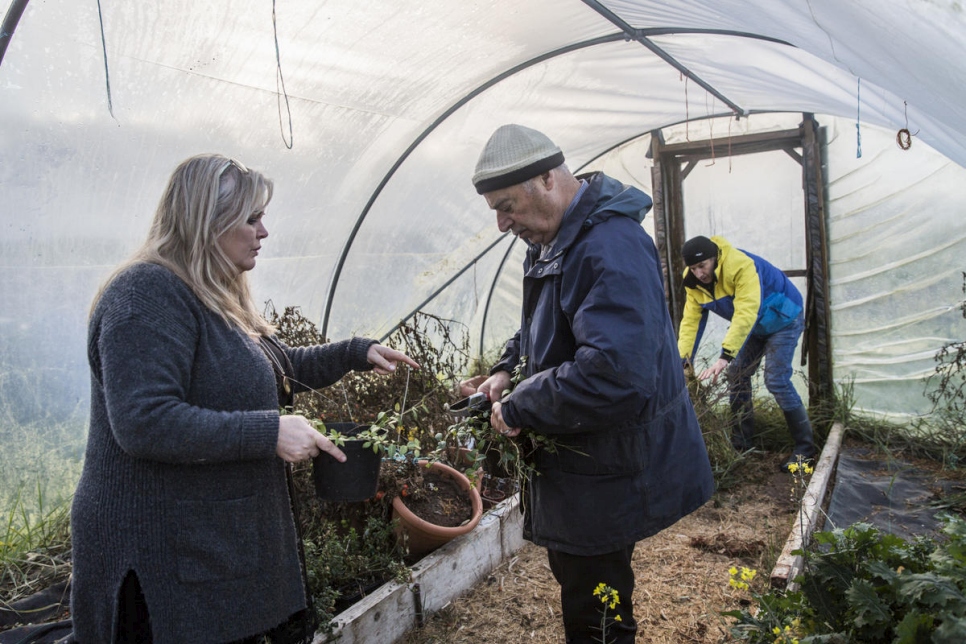 Anna, Faisal y Abdulhadi cuidan los jardines y las plantas que crecen en un politunel. 