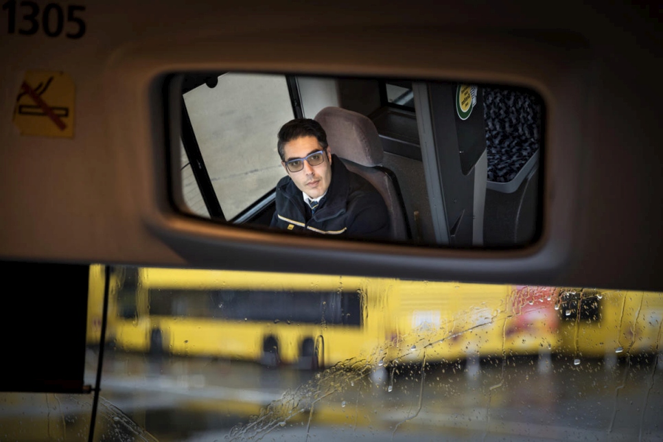 Mohamad está feliz de estar detrás del volante de su autobús en Berlín.