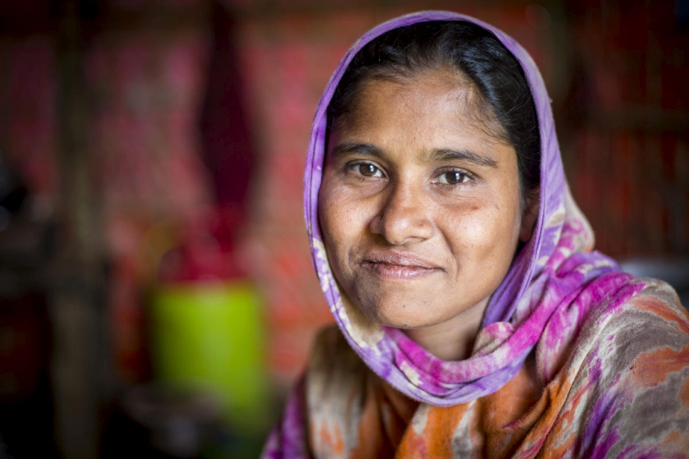 La refugiada rohingya Monowara está feliz de no tener que volver a salir a buscar leña. "Es peligroso. Tenía todo el rato, todos los días".  