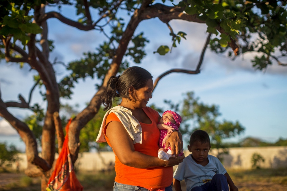 Yenni con su hija Branyelis, de 7 días, y su hijo Moises, de 3, en Boa Vista, Roraima. 