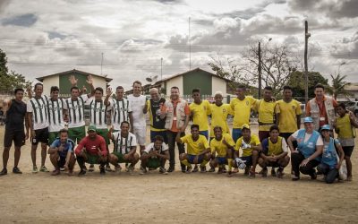 Doação do América Mineiro faz a diferença em escolinha de futebol que reúne refugiados venezuelanos e brasileiros em Boa Vista