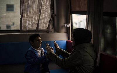 No Líbano, ‘Fun Bus’ oferece às crianças refugiadas um descanso do trabalho de rua