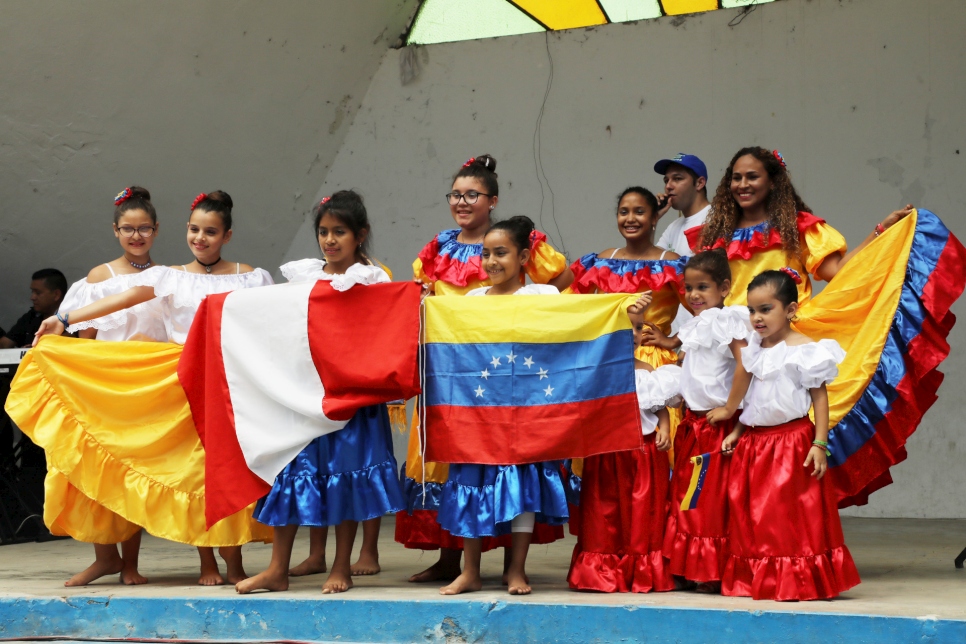Las niñas y niños venezolanos presentaron los bailes típicos de su país, e incluyeron a una bailarina peruana que ya se ha aprendido las coreografías. También bailaron Marinera, un baile típico peruano. 