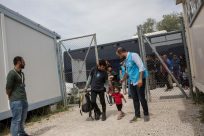 Λιγότεροι πρόσφυγες φτάνουν στον Έβρο αλλά τα προβλήματα παραμένουν