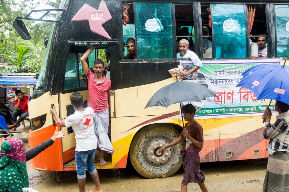 Bangladesh. Generous donors give aid to Rohingya