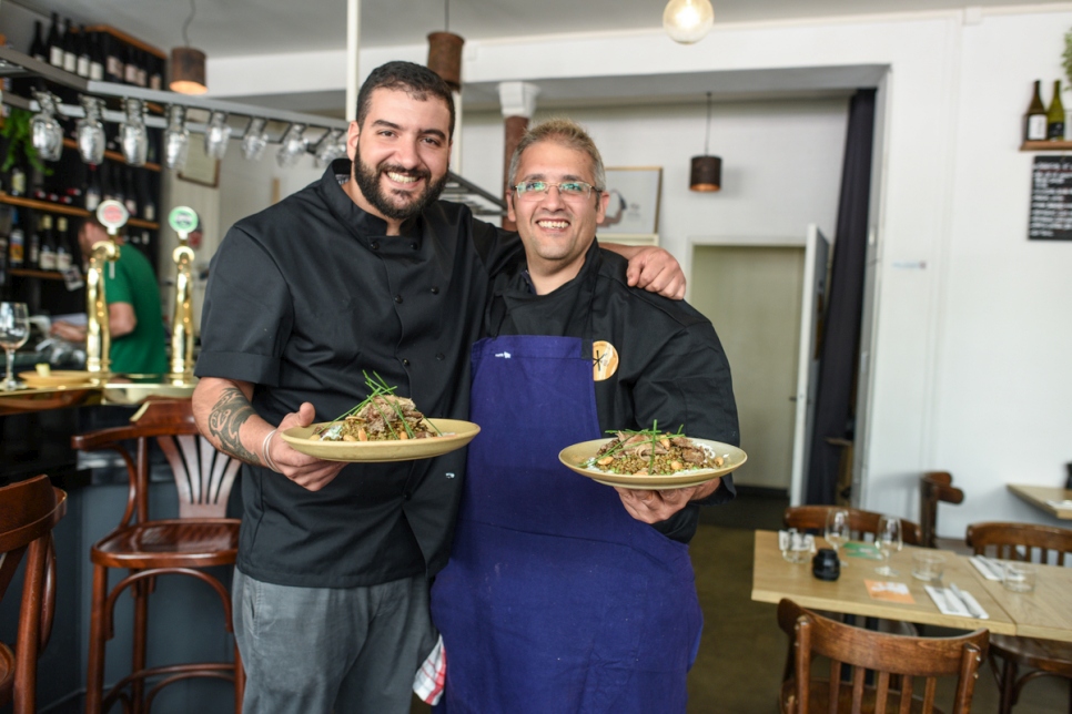 Le chef syrien Nabil Attar, réfugié, et le chef français Walid Sahed exhibent leur création commune dans le restaurant Les Pantins à Paris, le 16 juin 2017.  