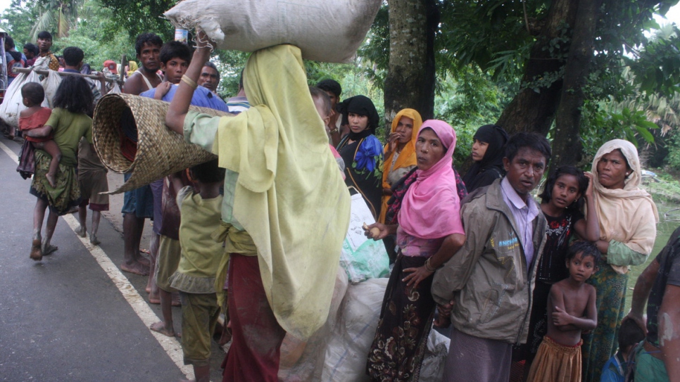 Des réfugiés rohingyas arrivent au Bangladesh après avoir franchi la frontière avec le Myanmar. 