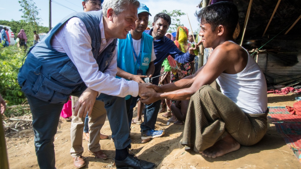 Le Haut Commissaire du HCR Filippo Grandi s'entretient avec un jeune Rohingya dans l'installation de Kutupalong à Cox's Bazar, au Bangladesh.