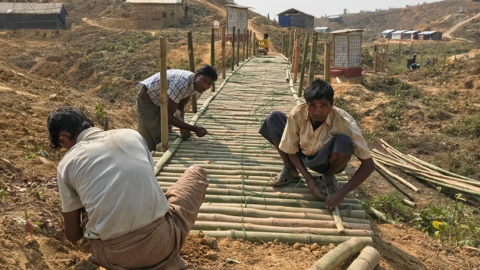 Le HCR et les réfugiés rohingyas se préparent aux pluies de mousson en construisant des abris, des chemins et des ponts au camp de Kutupalong. 