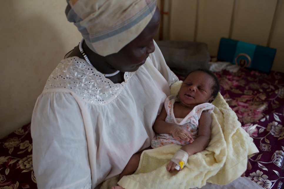La réfugiée soudanaise Gisma Al Amin est assise avec son nouveau-né à la maternité de l'hôpital de Bunj, dans le comté de Maban, au Soudan du Sud. La maternité dispose de huit lits mais peut accueillir jusqu'à 20 cas si nécessaire. 