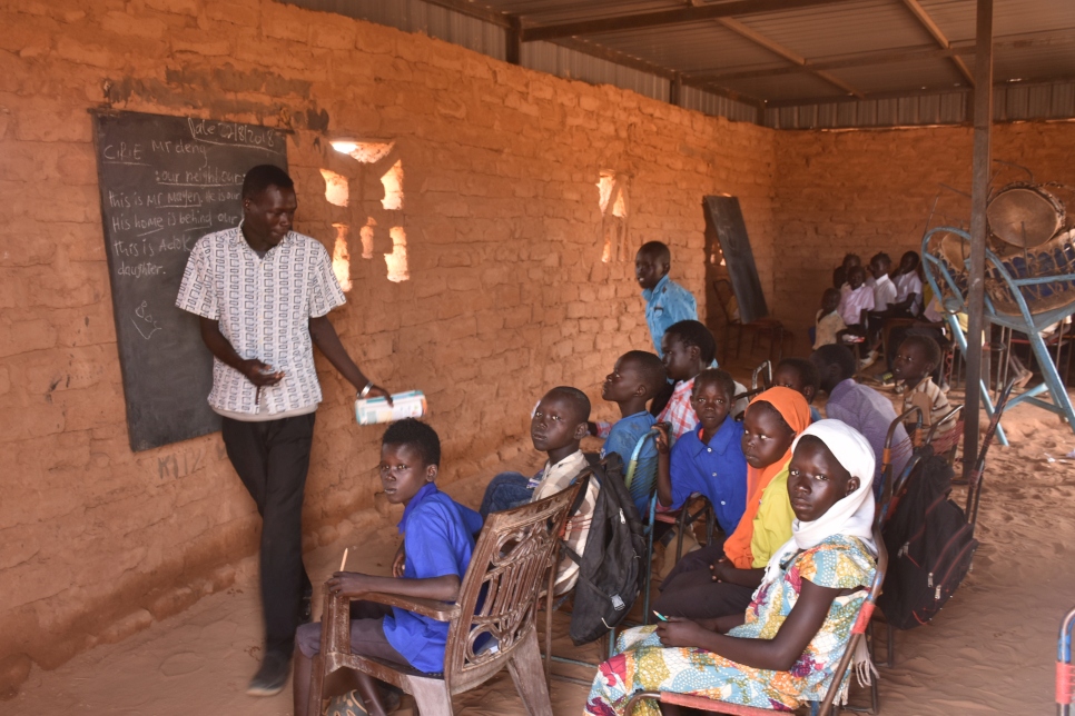 Jacob Ezekiel, un réfugié sud-soudanais, est enseignant auprès d'enfants réfugiés dans une petite église de Khartoum, au Soudan. 
